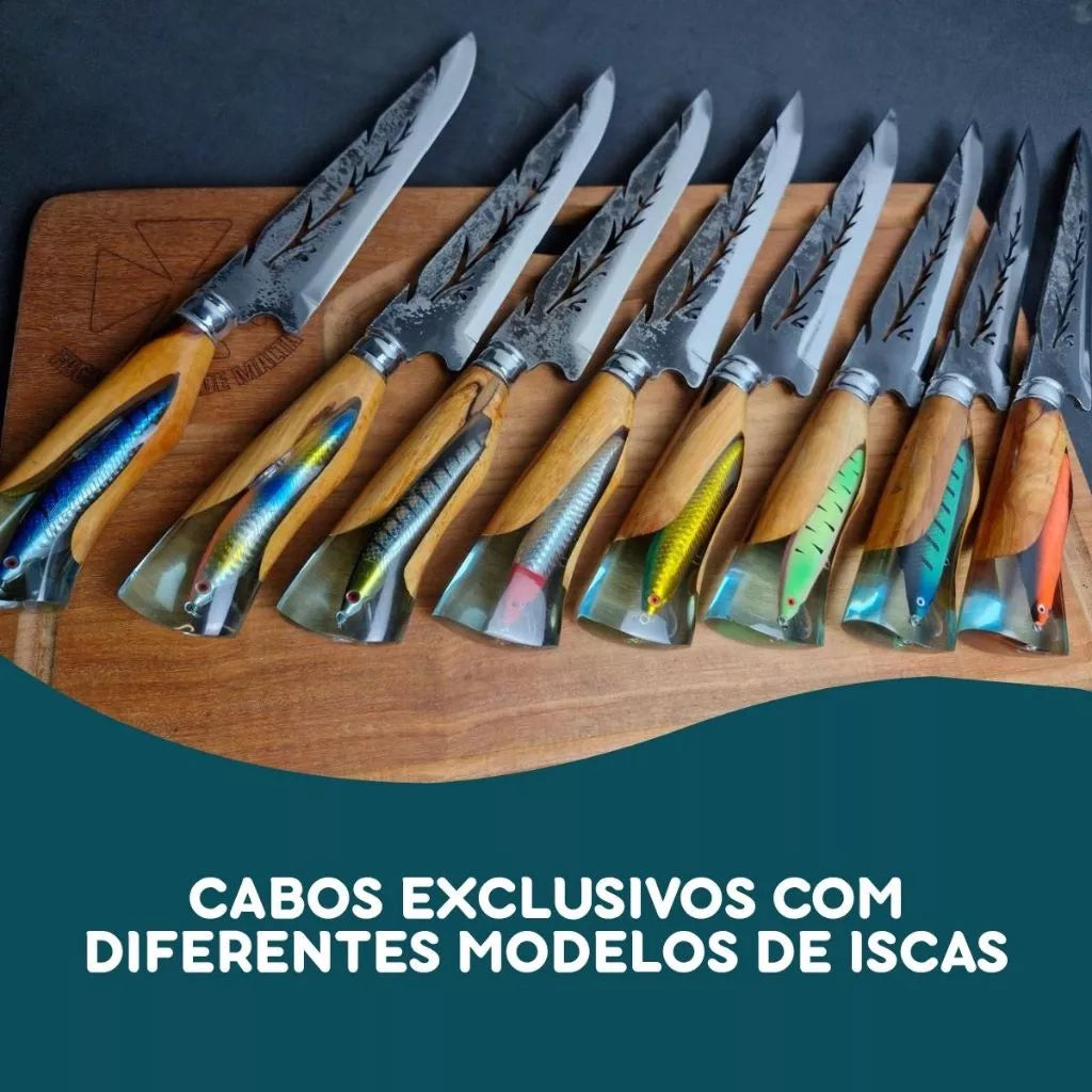 Faca Artesanal Aço Carbono 9” Folha  Cabo com Isca Artificial Pesca • 100% Forjada à Mão (+Bainha de Couro Grátis)