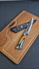 Faca Artesanal Aço Carbono 9” Folha  Cabo com Isca Artificial Pesca • 100% Forjada à Mão (+Bainha de Couro Grátis)